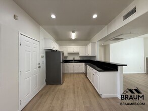 10849 Fruitland Dr in Los Angeles, CA - Foto de edificio - Building Photo