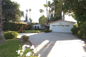 4939 Hayvenhurst Ave in Los Angeles, CA - Building Photo - Building Photo