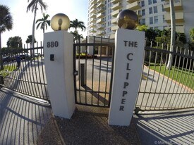880 NE 69th St in Miami, FL - Building Photo
