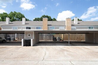 10325 Briar Forest Dr in Houston, TX - Building Photo - Building Photo