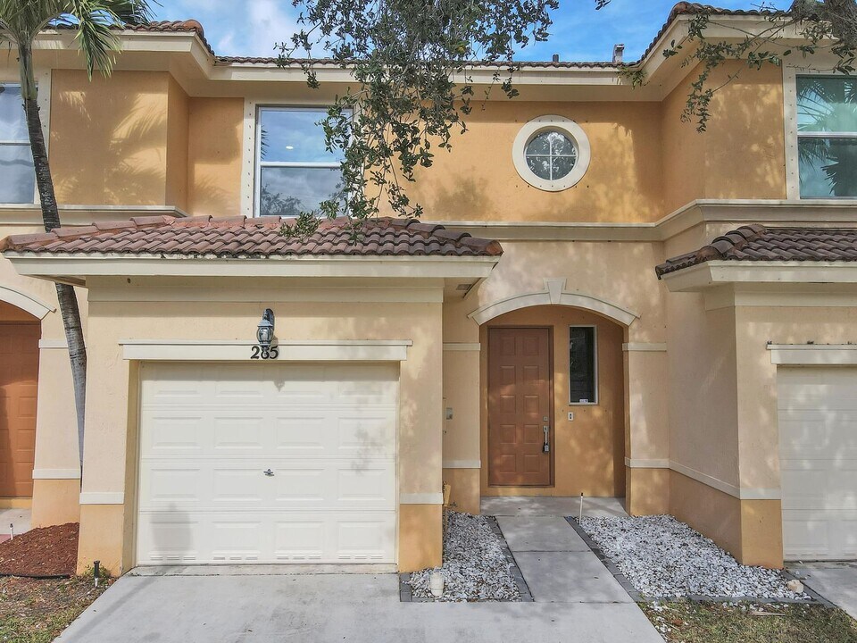 285 River Bluff Ln in Royal Palm Beach, FL - Building Photo