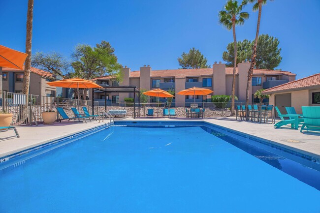 The Peak at Oro Valley Apartments in Tucson, AZ - Foto de edificio - Building Photo