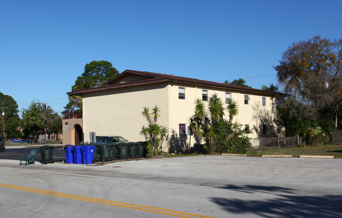 1905 Winkler Ave in Ft. Myers, FL - Foto de edificio