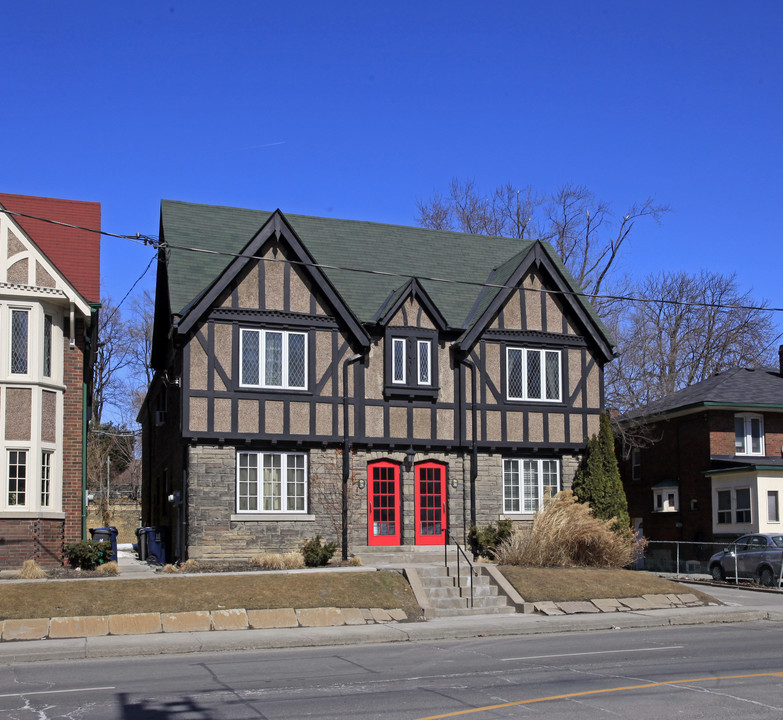 28-30 Lawrence Ave E in Toronto, ON - Building Photo