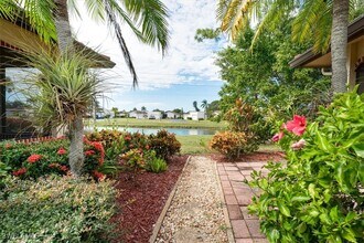 2009 Pine Isle Ln in Naples, FL - Building Photo - Building Photo