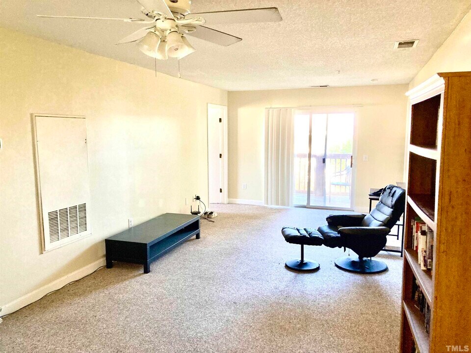 303 Smith Level Rd, Unit B32 in Chapel Hill, NC - Building Photo