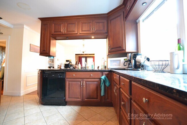 76 Hobart St, Unit 1 in Boston, MA - Foto de edificio - Building Photo