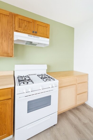 74 Mencel Cir, Unit B in Bridgeport, CT - Building Photo - Building Photo