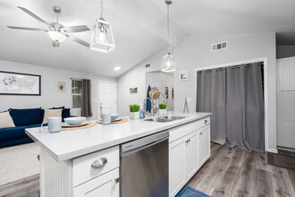 720 S Velie St in Visalia, CA - Building Photo - Building Photo
