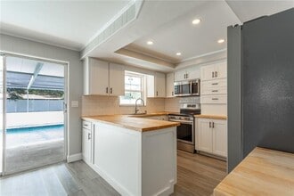 2021 Valley Dr in Dunedin, FL - Building Photo - Building Photo