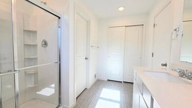 4748 Airlake Curv in Woodbury, MN - Foto de edificio - Building Photo