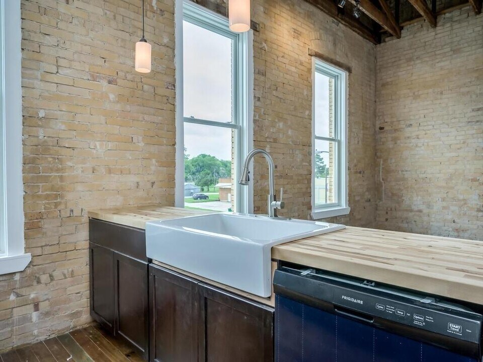 110 S Main St in Elgin, TX - Building Photo
