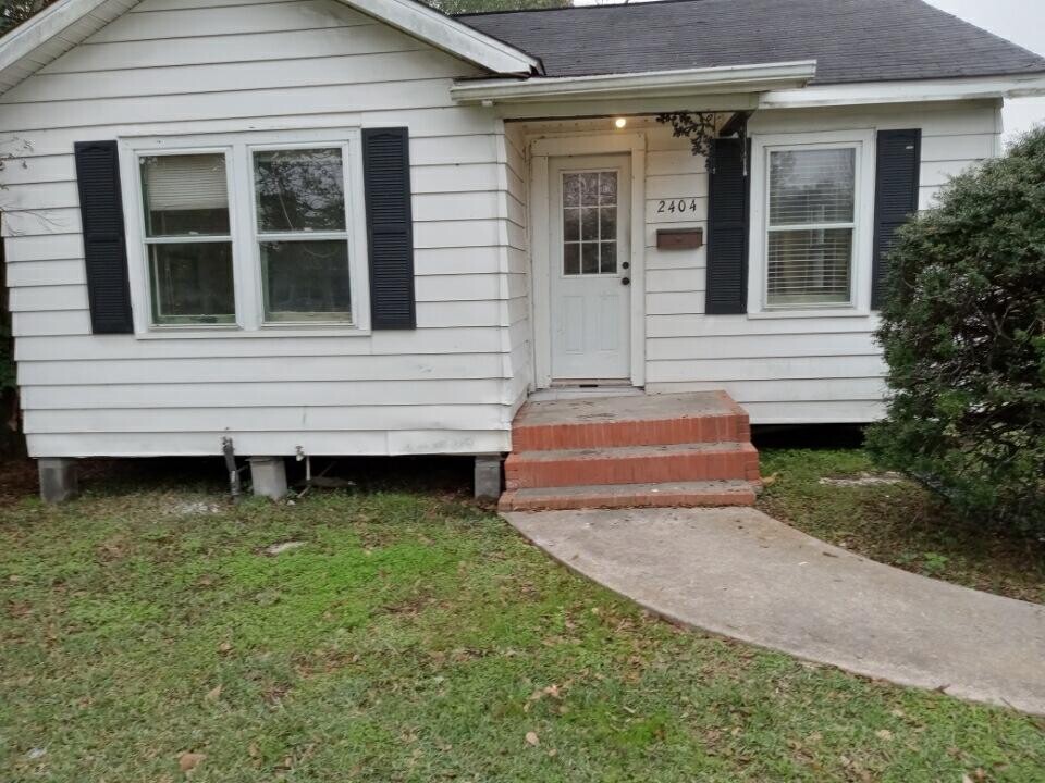 2404 Avenue E in Nederland, TX - Building Photo