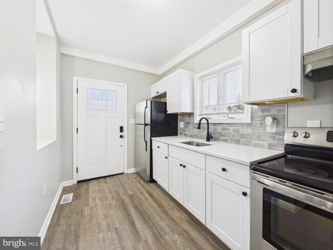 300 W Chesapeake Ave in Towson, MD - Building Photo - Building Photo