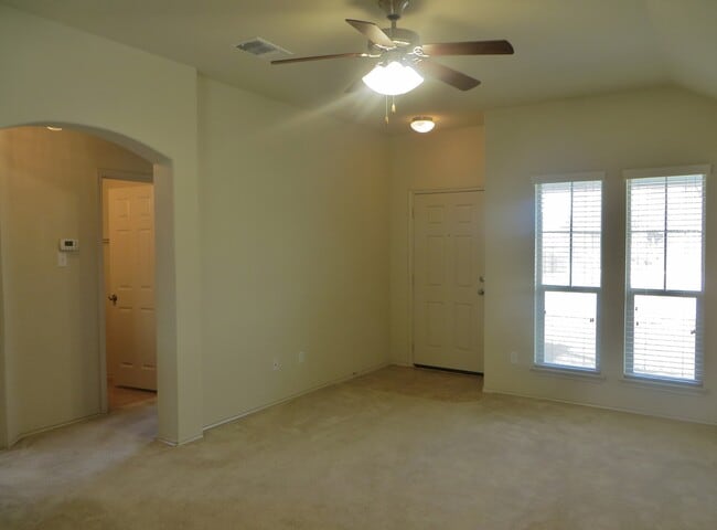 121 Soapstone Dr in Jarrell, TX - Building Photo - Building Photo