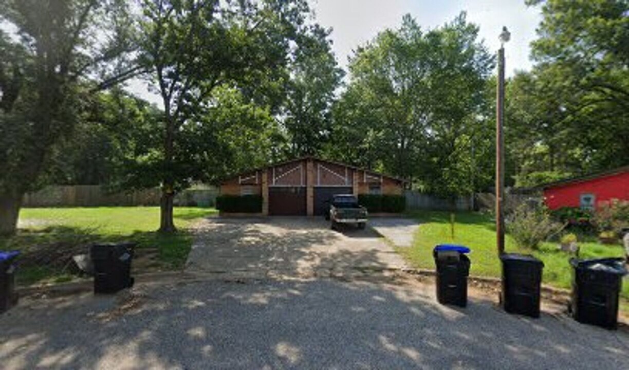 128-130 Queens Ct in Longview, TX - Building Photo