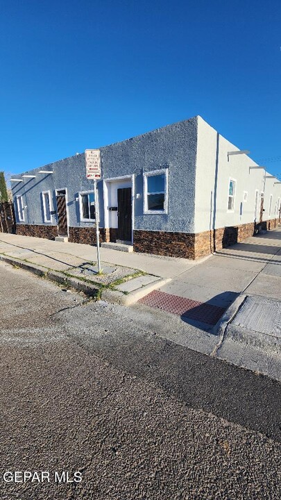 2300 Bassett Ave in El Paso, TX - Building Photo