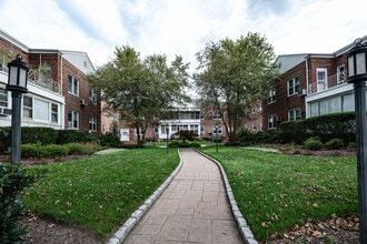 Hewlett Park in Hewlett, NY - Building Photo - Building Photo