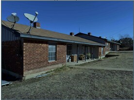 1014 W 2nd St in Brady, TX - Building Photo