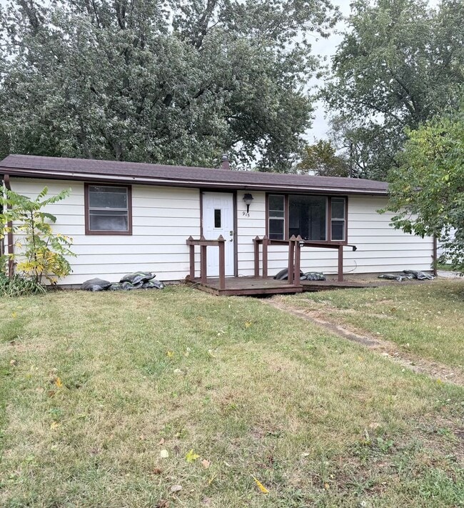 property at 915 Greenwich Rd