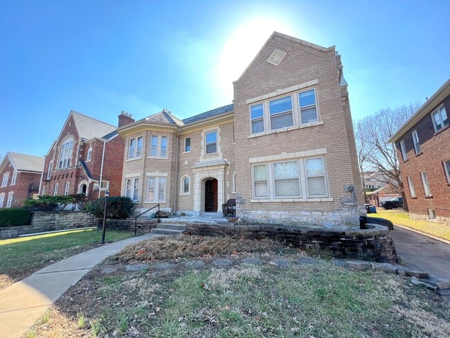 7260 Pershing Ave, Unit 1E