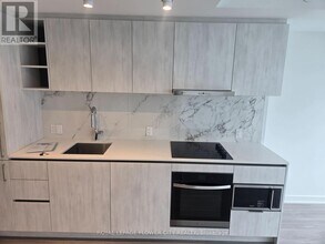 8 Wellesley St W in Toronto, ON - Building Photo - Building Photo