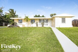 16025 SW 99th Ave in Miami, FL - Building Photo
