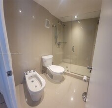 3200 Collins Ave in Miami Beach, FL - Building Photo - Building Photo