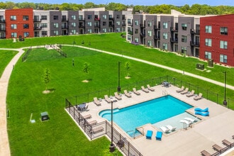 Courtyard at Cobblestone Park in Sturtevant, WI - Foto de edificio - Building Photo