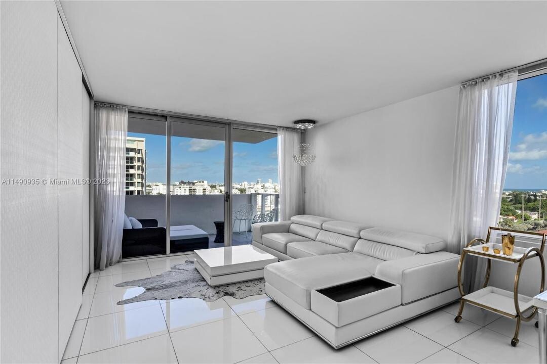 1100 West Ave, Unit 1102 in Miami Beach, FL - Building Photo