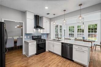 135 Sable Pointe Dr in Alpharetta, GA - Building Photo - Building Photo