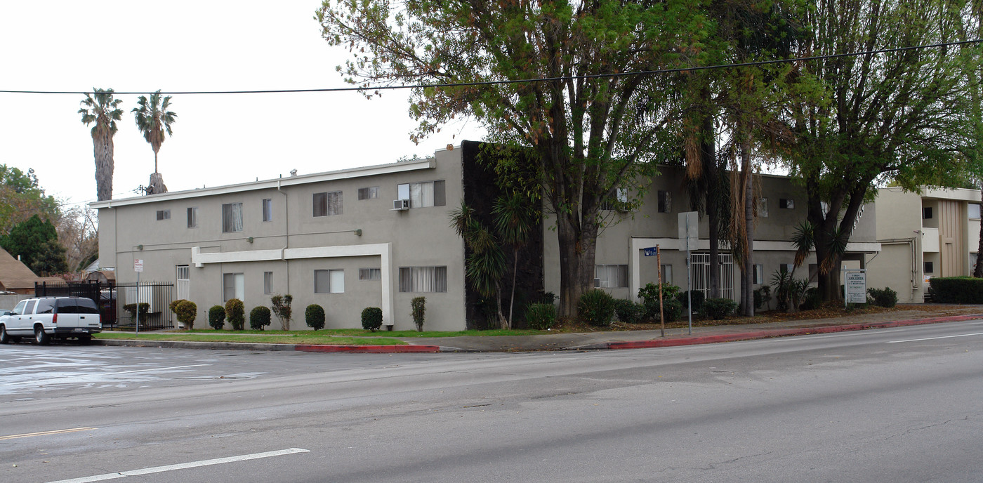 15404 Vanowen St in Van Nuys, CA - Building Photo