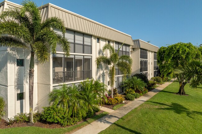 Hidden Lake Villas in Naples, FL - Building Photo - Building Photo