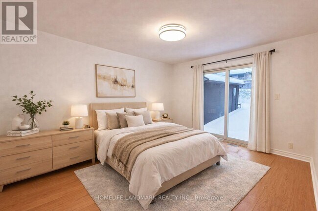 22 Knowles Crescent in Aurora, ON - Building Photo - Building Photo