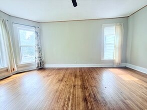 900 W Parker St, Unit B in Waterloo, IA - Building Photo - Building Photo