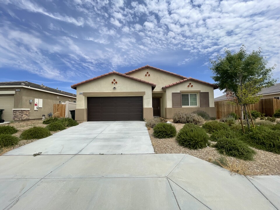 11966 Gaines Ct in Adelanto, CA - Building Photo