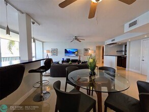 106 Lake Emerald Dr in Oakland Park, FL - Building Photo - Building Photo
