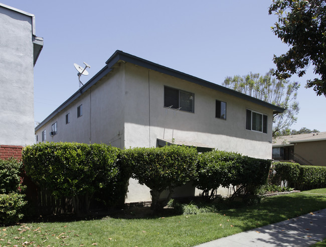 709 E Santa Fe Ave in Fullerton, CA - Foto de edificio - Building Photo