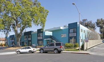 Peacock Court Apartments in Santa Clara, CA - Foto de edificio - Building Photo