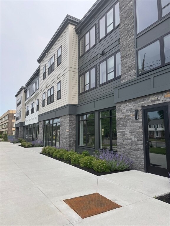 1000 Washington St in Dedham, MA - Foto de edificio - Building Photo