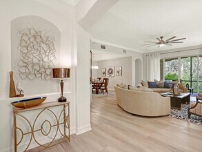 2847 Tiburon Blvd E in Naples, FL - Foto de edificio - Building Photo