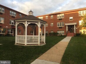 2036 N Woodrow St-Unit -6 in Arlington, VA - Foto de edificio - Building Photo