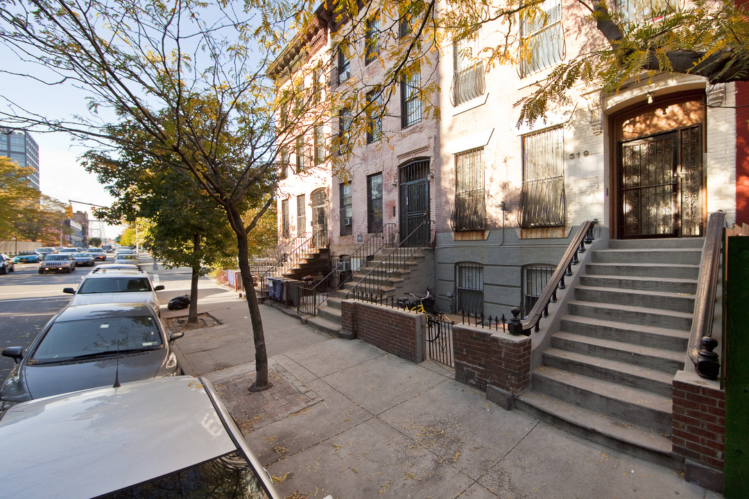 319 S 5th St in Brooklyn, NY - Building Photo