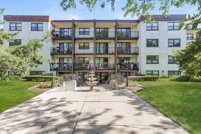 1629 W Sherwin Ave-Unit -APT 303 in Chicago, IL - Building Photo