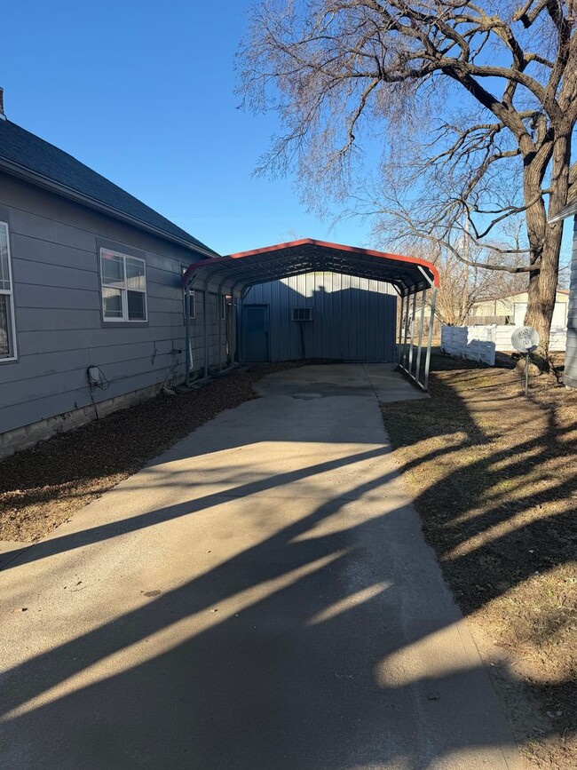 610 W 12th Ave in Hutchinson, KS - Building Photo - Building Photo