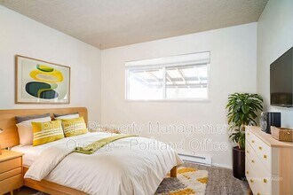 2096 SE Pinelane St in Portland, OR - Building Photo - Building Photo