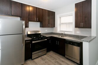 735 W Brompton Ave, Unit J02P in Chicago, IL - Building Photo - Building Photo