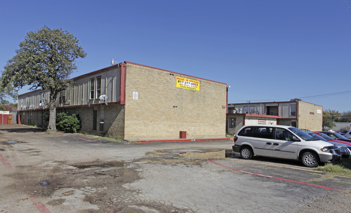 Brentwood Apartments in Arlington, TX - Building Photo