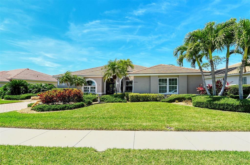 8712 Grey Oaks Ave in Sarasota, FL - Foto de edificio