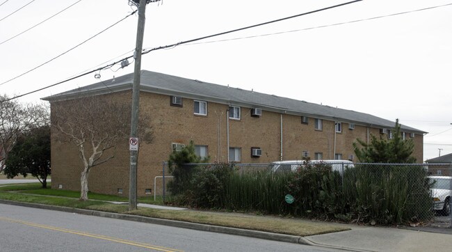 Azalea Garden Apartments in Norfolk, VA - Foto de edificio - Building Photo